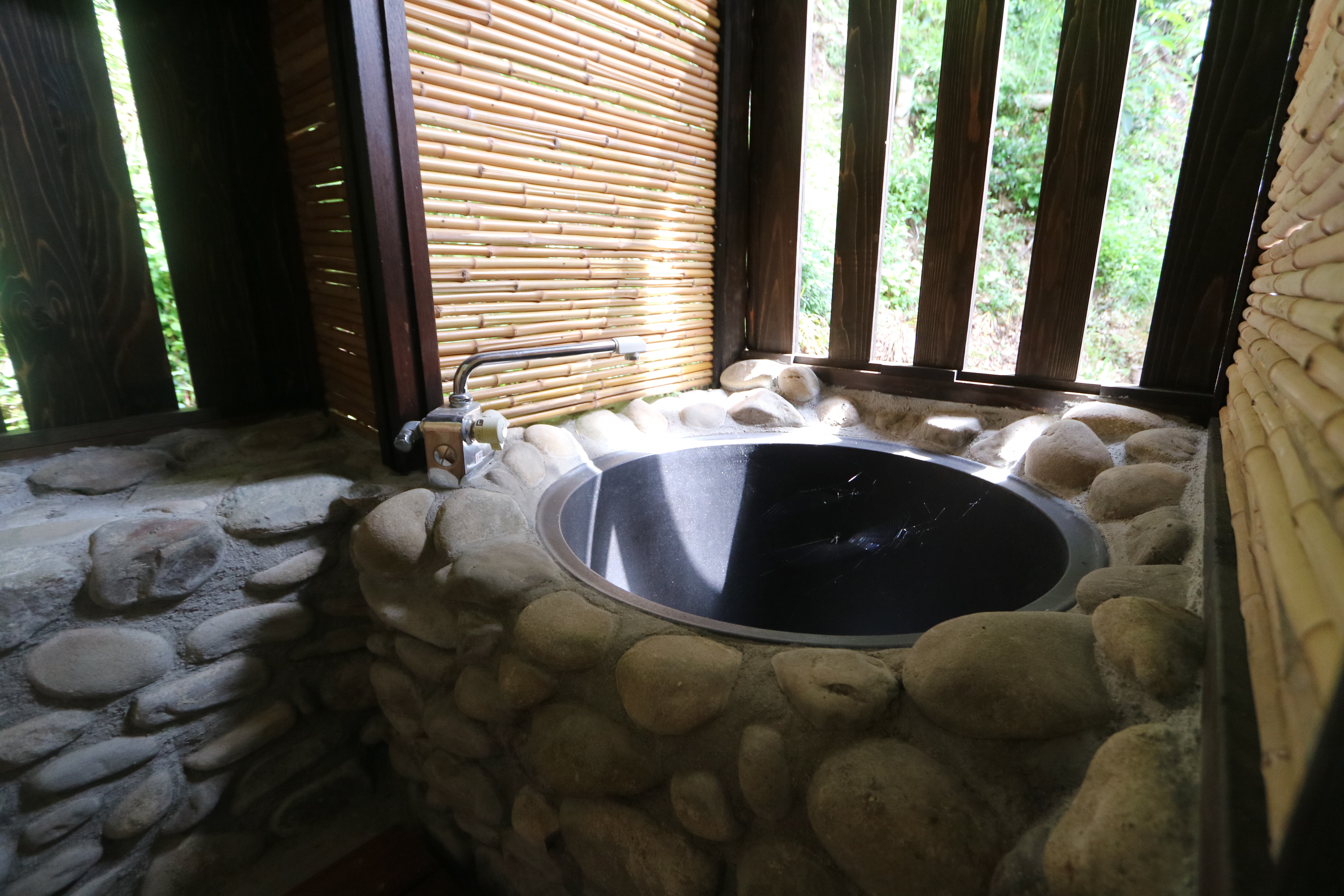 写真：昭和の宿こみのの五右衛門風呂