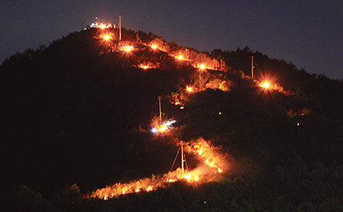 お大師山の火祭りの写真