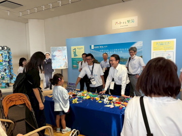 知事が来場者と話している