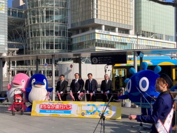 知事がテープカットをしている