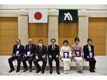 知事と伝統工芸士の皆さまとの集合写真