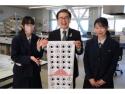 知事が学生と写っている