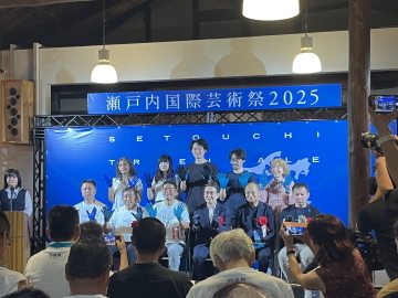 知事が記念撮影に映っている