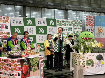 知事があいさつをしている