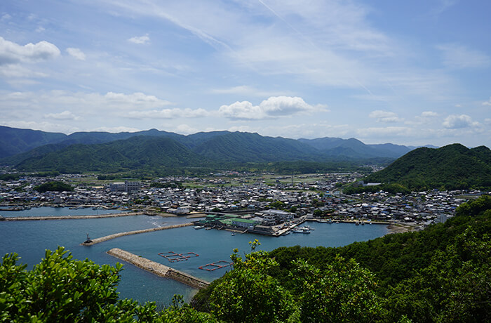 街並みと瀬戸内海