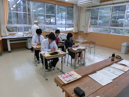 高松市立男木中学校うまいもん出前講座の様子1