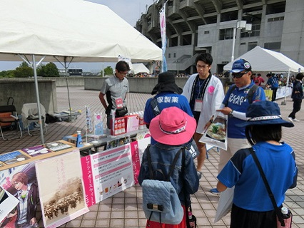 「カマタマーレ讃岐」の試合での希少糖PRの様子1