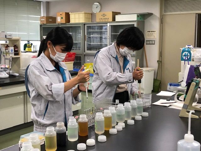 写真:養液分析の様子