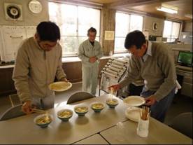 写真：うどん食味官能審査の様子