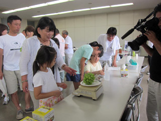 重さを測っている様子