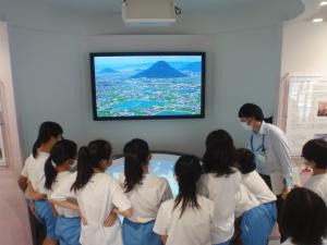 詫間小学校団体見学1