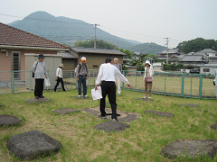 開法寺跡で説明する宮本さん