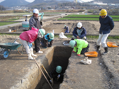 調査区の掘り下げ