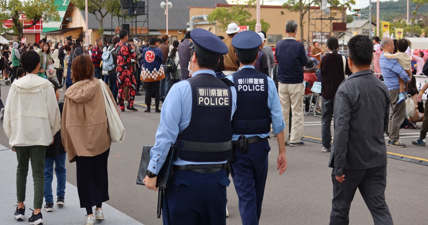 路上での警備の様子