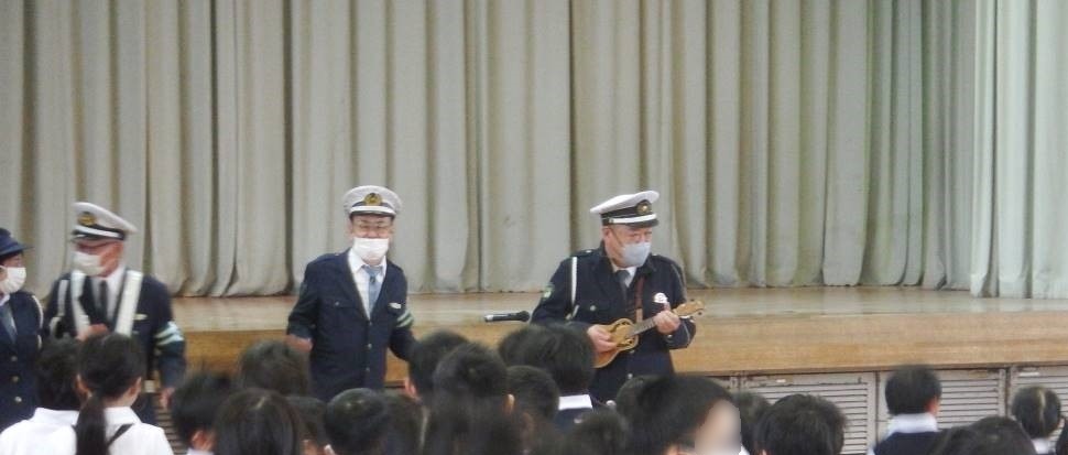 ウクレレを演奏する様子