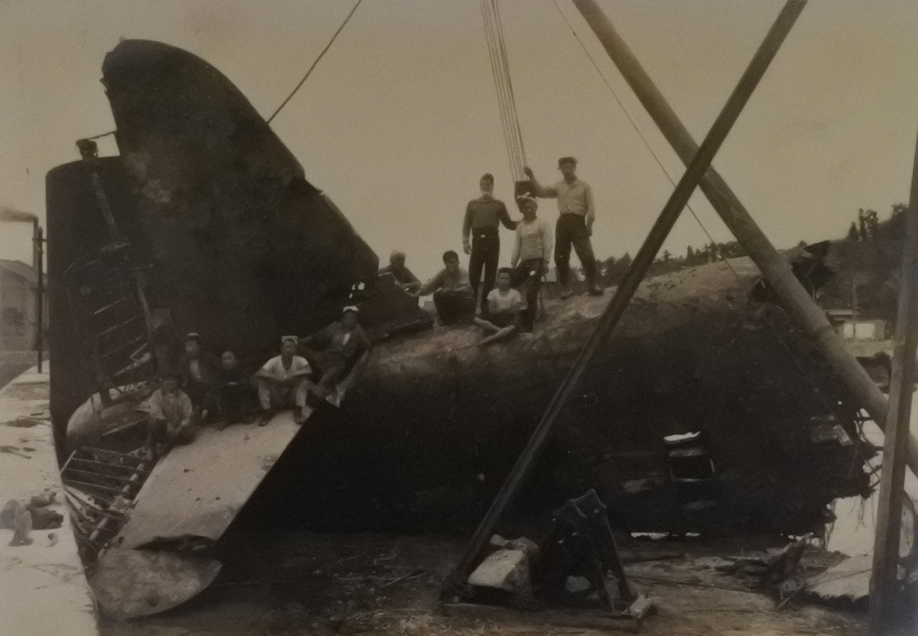 二式飛行艇の引き上げ作業写真
