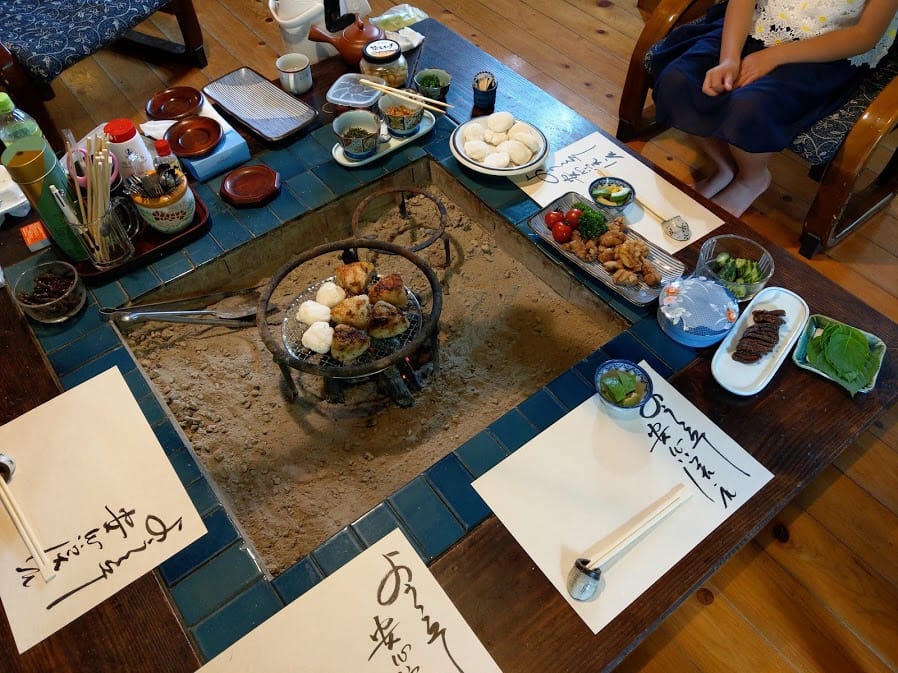 囲炉裏を囲んでの食事