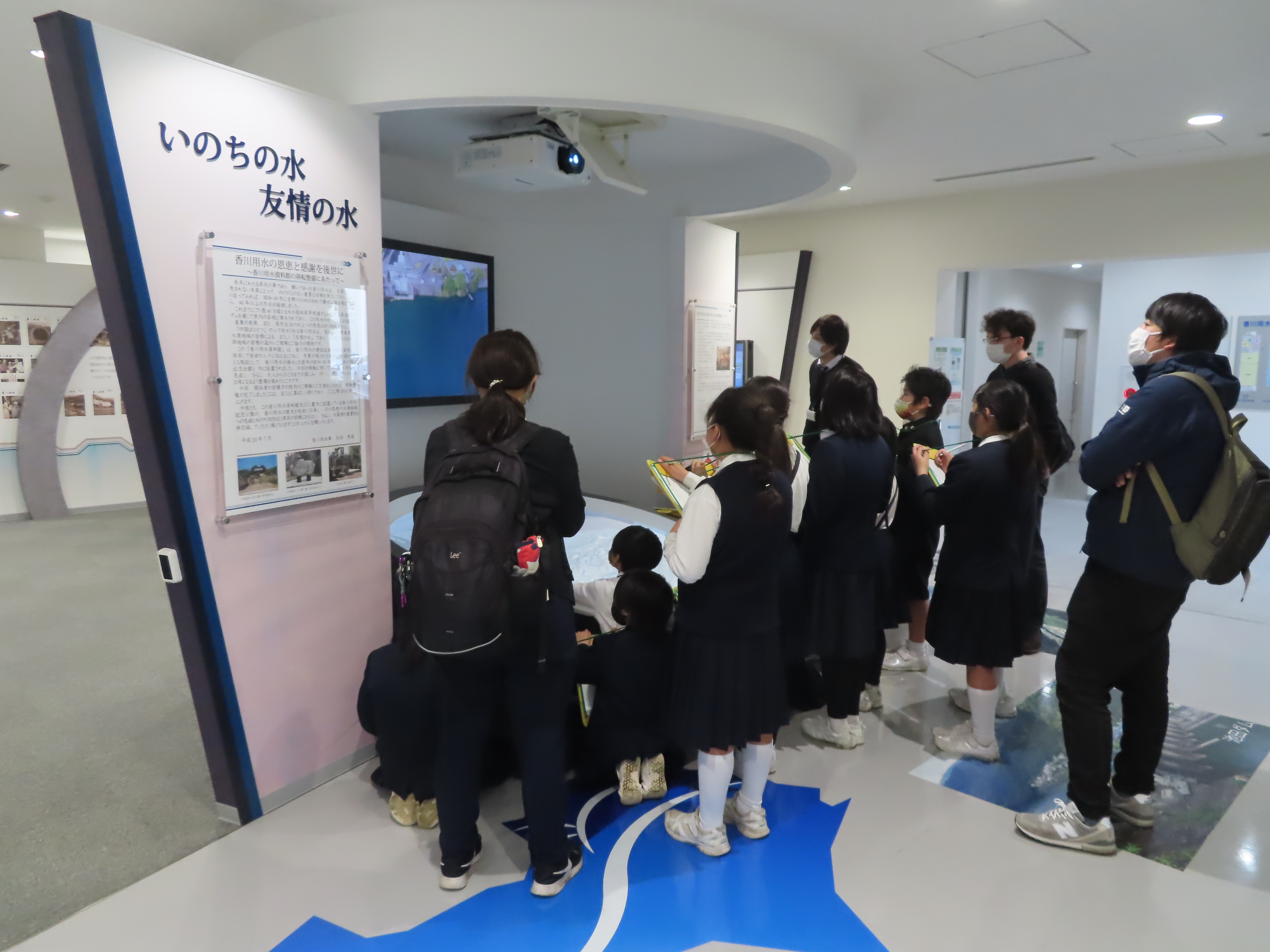 直島小学校団体見学1