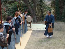 射手の弓射が的に当たらないことが続くと、潮がかけられる