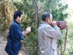 神の的が終わると、ほら貝が吹かれムラ人たちが神社に集まる