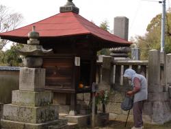 梵音寺境内の第1番石仏の覆屋