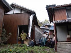 上新田地区での接待の様子