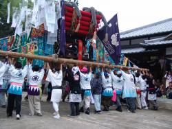 その後、神輿と行列は神社に戻り、チョウサもお供してあがり、それぞれのチョウサをサシアゲて祭りは終わる