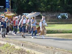 本神輿のにつづき、太夫・傘持ち・神輿かき・道具持ちのアバレたちが進む