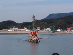 オシコミ（神浦地区の太鼓台を船に乗せ、櫓を漕いで神社前の浜に入る。）