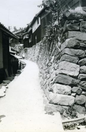 島の道と家の石垣