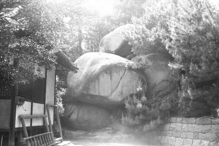 王子神社と大岩