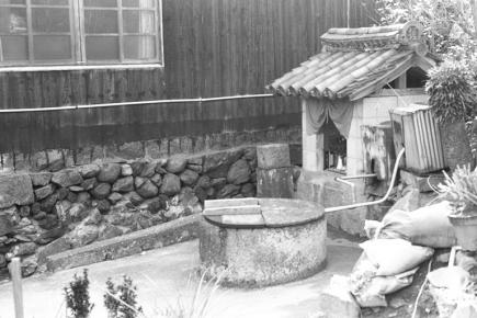 本村地区西のソラガワの共同井戸と泉の神様を祭る小祠