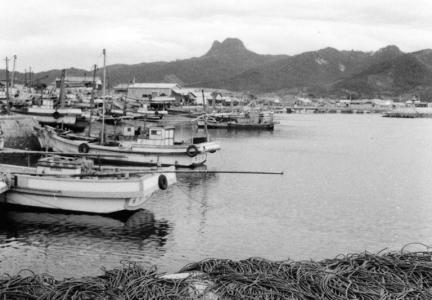 庵治の港の漁船と五剣山