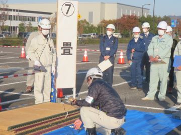 災害廃棄物の火災対策（たたみの検温）