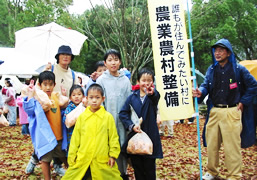 菊とため池と香川用水の親子ウォーキングの様子2