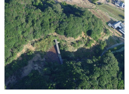 鳴石川堰堤の上空からの写真