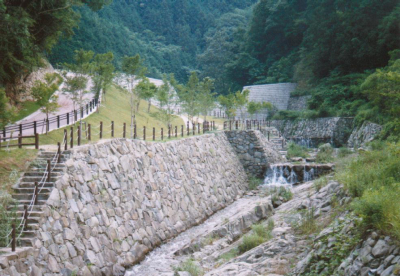 堰堤下流の石積護岸の写真