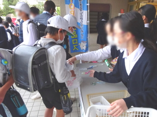 写真）高松市立林小学校でのフードドライブの様子