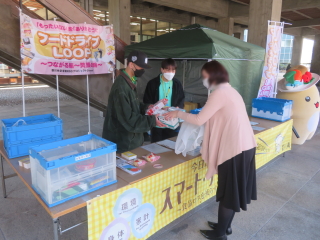 写真）県庁フードドライブで食品の提供を受けている様子