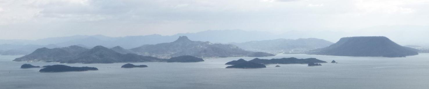 画像：豊島の壇山からみた五剣山（中央）と屋島（右）