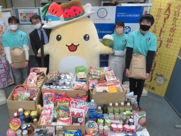 写真）フードバンク香川への寄付