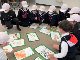 写真）坂出市立川津小学校での取り組みの様子（食品ロスカルタ大会の様子）