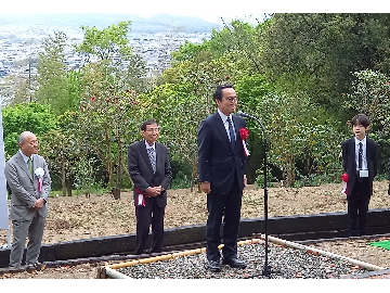 植樹式にて池田知事があいさつする様子