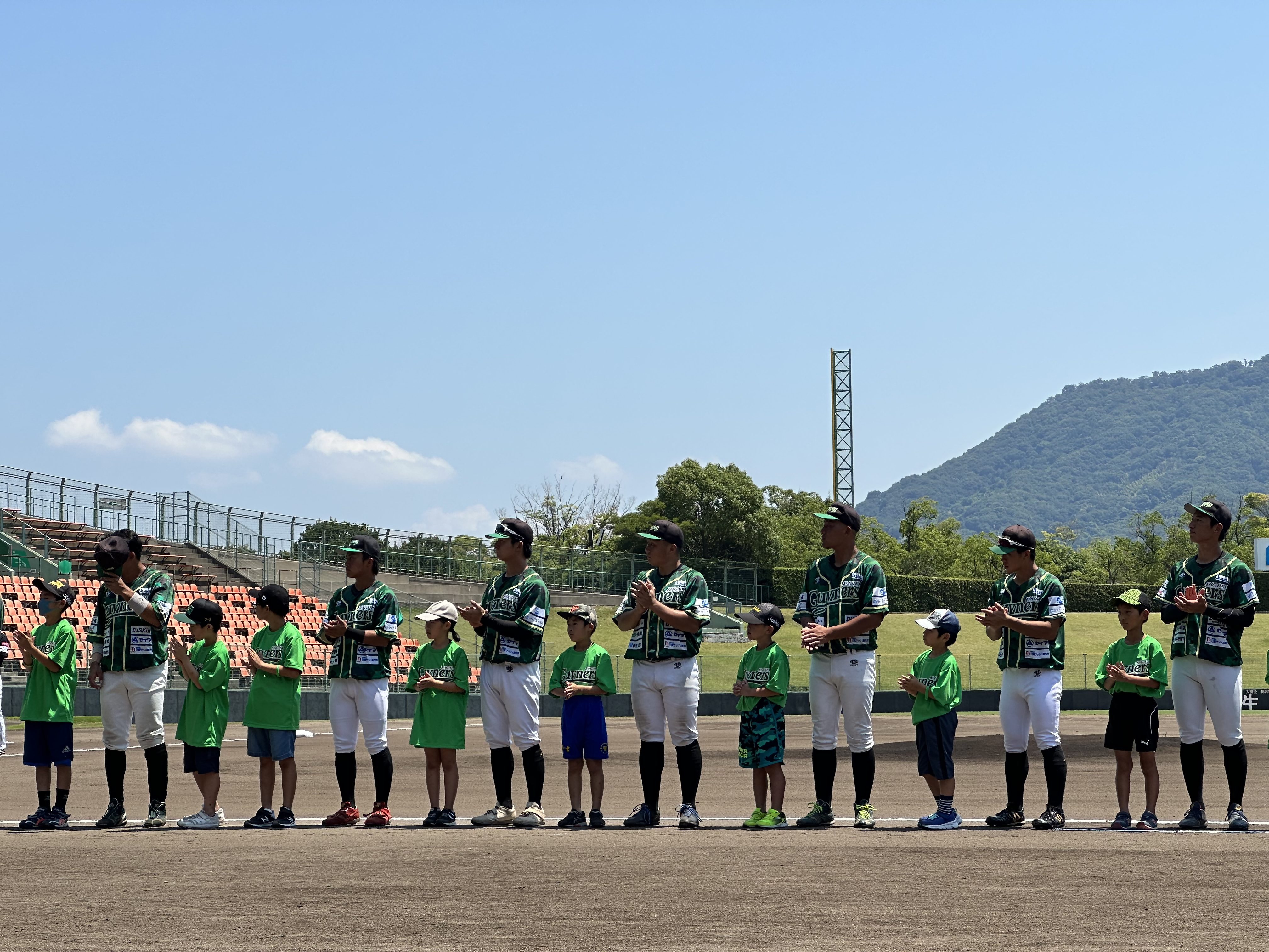 グラウンドで整列