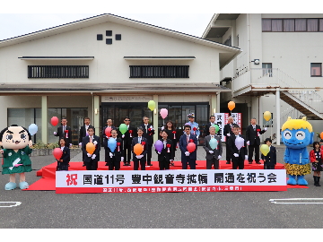 開通を祝う会の屋外イベントの様子