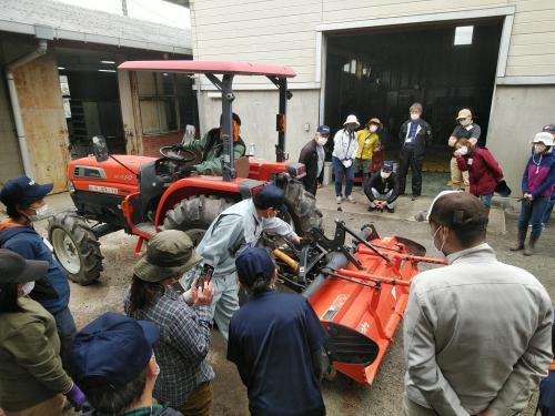 トラクタ　ロータリーの脱着実演
