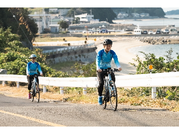 電動のスポーツサイクルを試乗する池田知事の様子