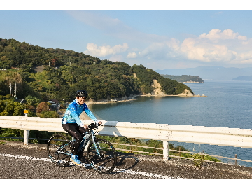 電動のスポーツサイクルを楽しむ池田知事の様子