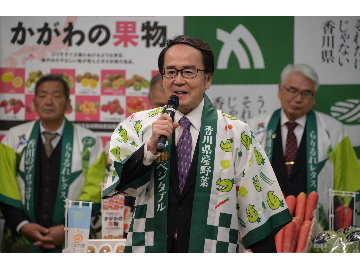 香川県産青果物のトップセールスをする池田知事の様子