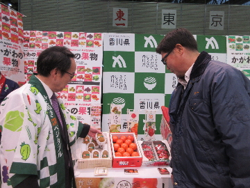特設スペースで県産品の説明をする池田知事の様子